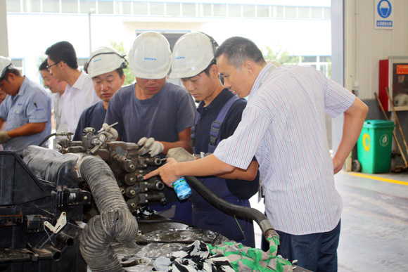 Leaders and representatives at the meeting visited Jinan Tianye
